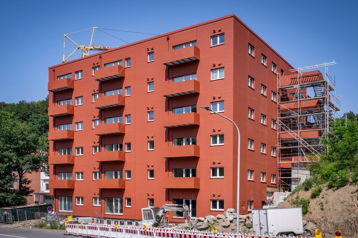 Gebäude sechsgeschossig während Sanierung, teils mit Baugerüst