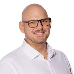 Matthias Mand Porträt, Person mit Brille, weißes Hemd