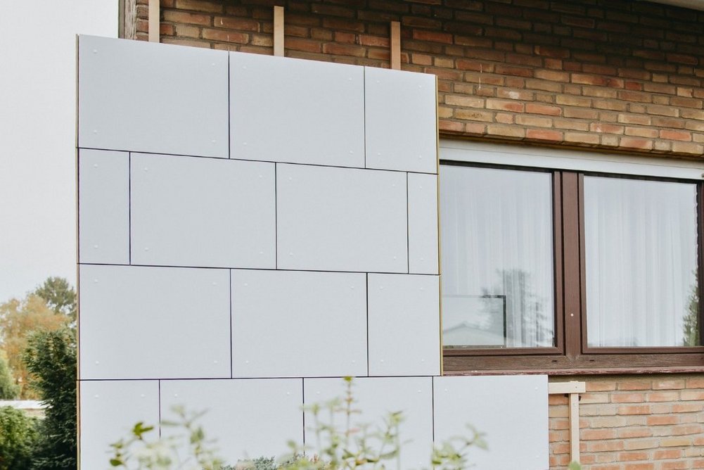 In Mönchengladbach testet die modulyte GmbH ihr modulares System an einer Einfamilienhaus-Fassade. Bild zeigt Fassade eines Einfamilienhauses mit teilweise angebrachter neuer modularer Fassade