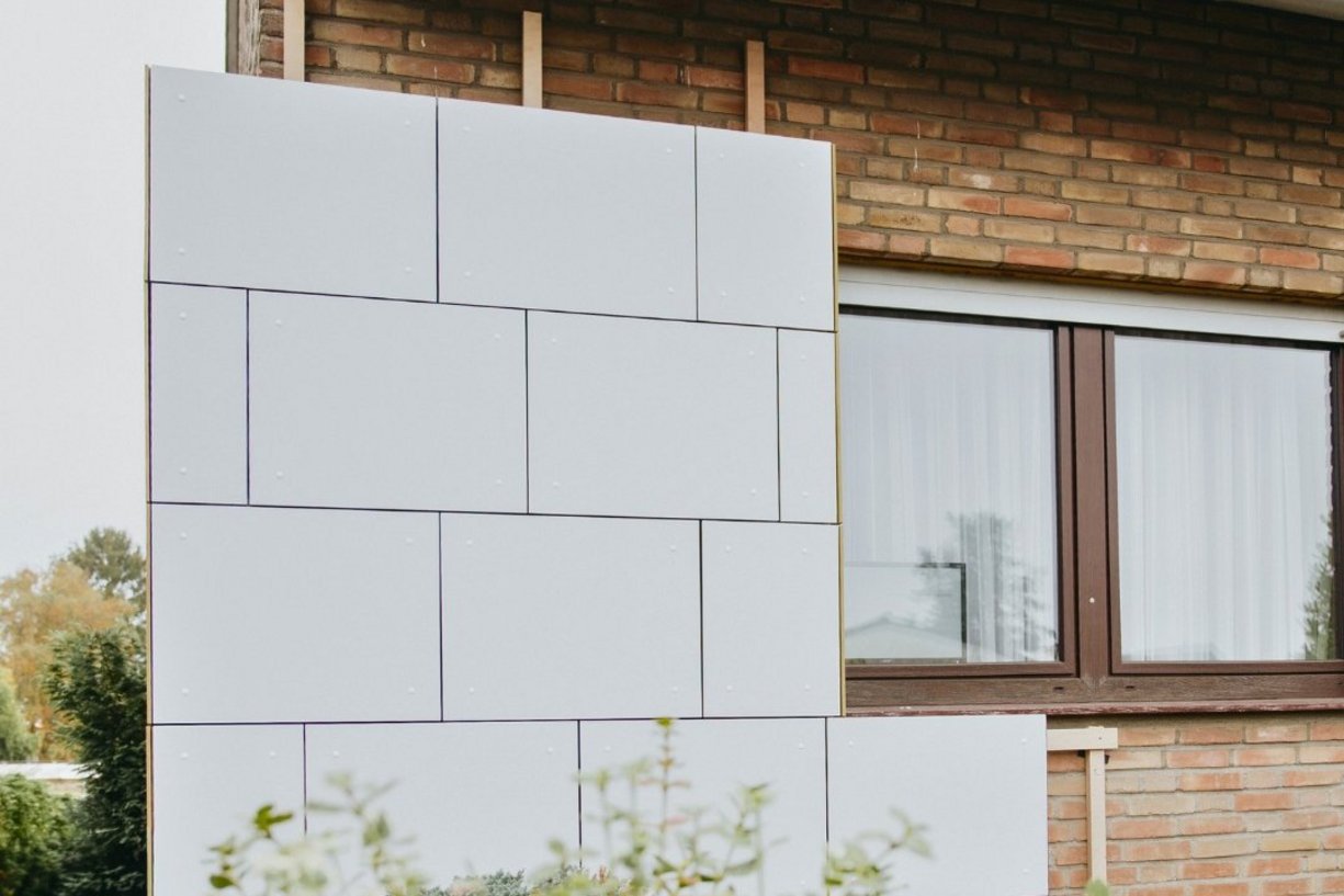 Bild zeigt Fassade eines Einfamilienhauses mit teilweise angebrachter neuer modularer Fassade