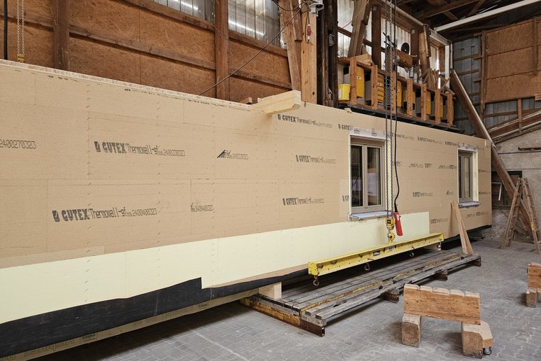Vorgefertigte Holzfassadenelemente in Fertigungshalle