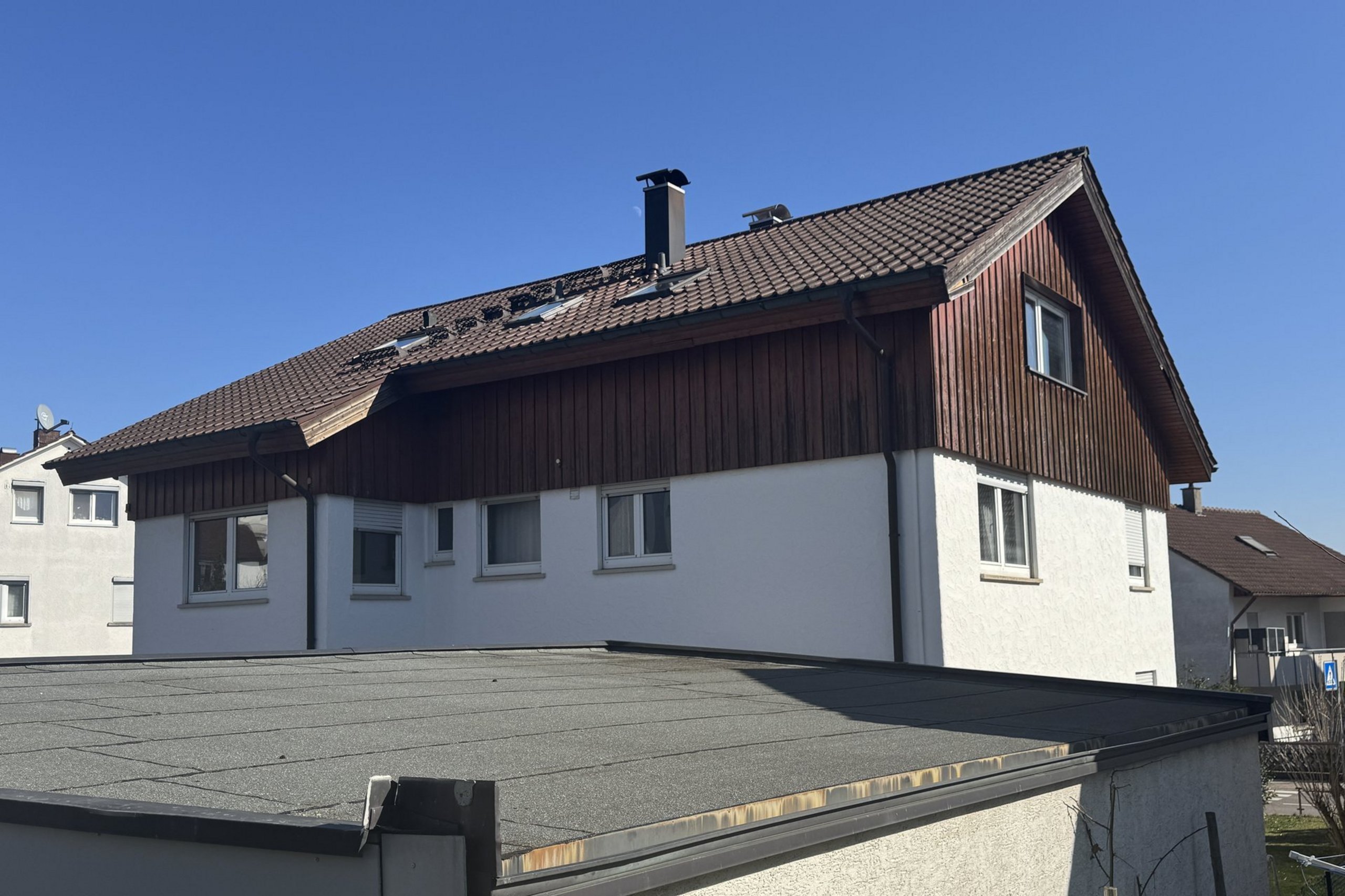 Bild zeigt Zweifamilienhaus mit Steinweg davor.