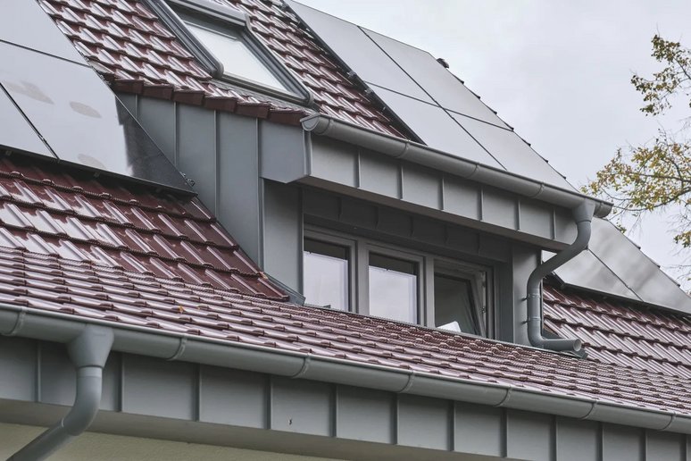 Schrägdach mit Gaube und Photovoltaikanlage