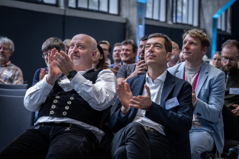 Publikum applaudiert.