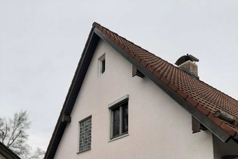 Bild zeigt Seite eines Einfamilienhauses vor Sanierung