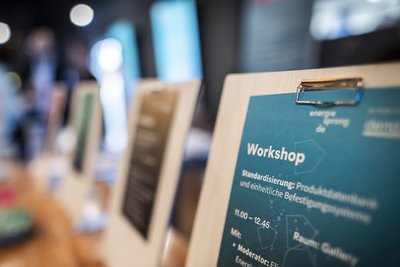 Aufsteller mit Programminformationen auf einem Anmeldetresen