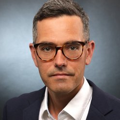 Dipl.-Ing. Benjamin Gutsche M.Sc. Porträt, Person mit kurzen Haaren und Brille, Hemd und Sakko