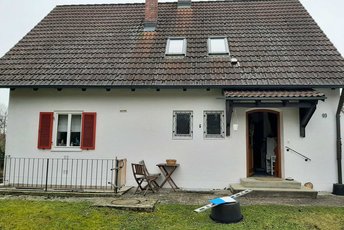 Bild zeigt altes Einfamilienhaus mit Vorgarten