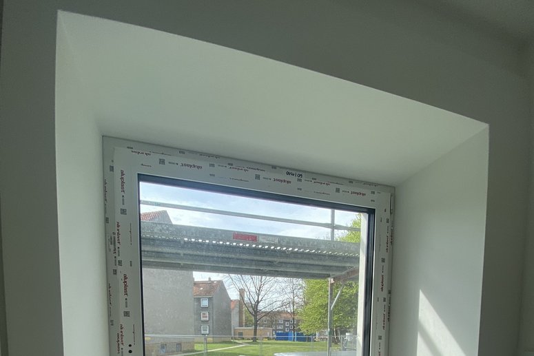 Blick durch ein Fenster von innen nach außen