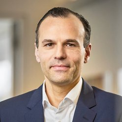 Porträt, Person mit kurzen Haaren, Hemd und Sakko