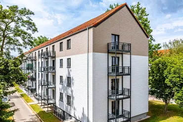 Mehrfamilienhaus viergeschossig mit Schrägdach und Balkonen, neu saniert