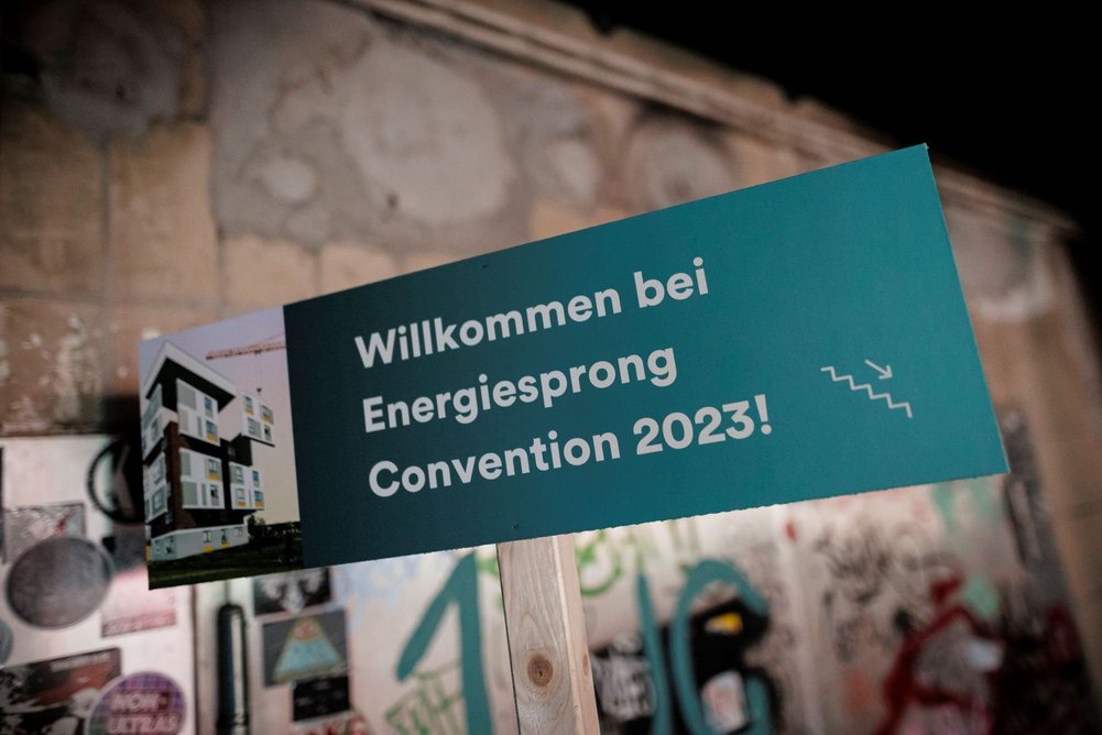 Willkommen bei der Energiesprong Convention 2023 Schild mit Aufschrift Willkommen bei Energiesprong Convention 2023