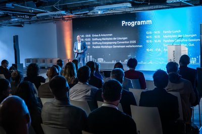 Publikum sitzt und schaut zur Bühne.