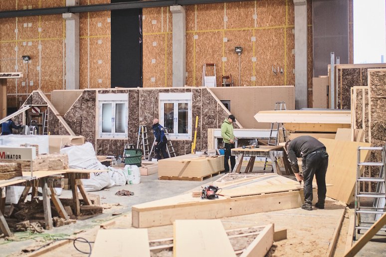 Werkhalle, in der Hausfassadenelemente aus Holz vorgefertigt werden.