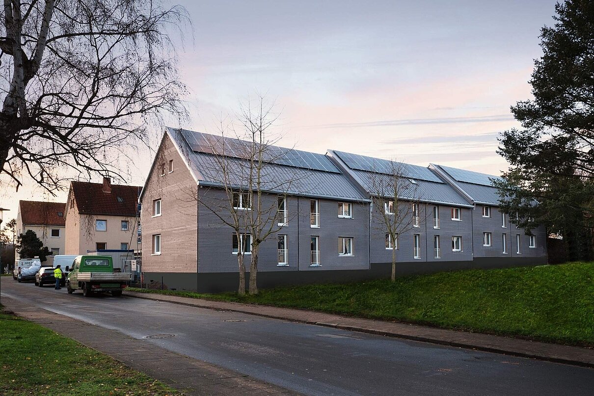 Gebäude vor Straße frisch saniert mit PV