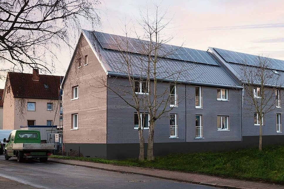 Gebäude vor Straße frisch saniert mit PV