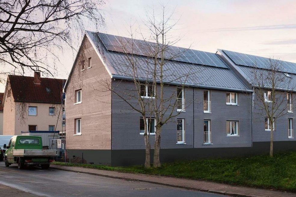Gebäude vor Straße frisch saniert mit PV