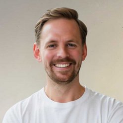 Porträt, Person mit kurzen Haaren und Bart, weißes T-Shirt