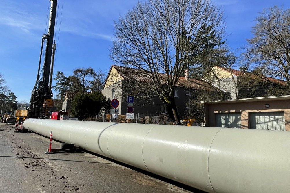 Der 28 Meter lange stählerne Energiepfahl wiegt 10,5 Tonnen. 28 Meter langer Energiepfahl