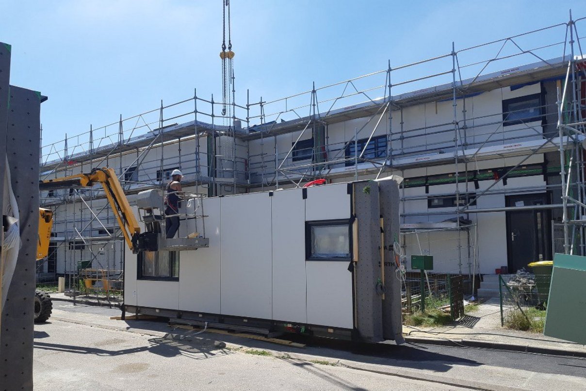Fassadenelement, Projekt in Longueau, Frankreich, 2018 Wohnhaus mit Baugerüst, davor ein Fassadenelement für die Sanierung