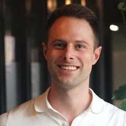 Porträt, Person mit kurzen Haaren, Poloshirt weiß