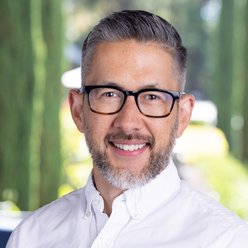 Porträt, Person mit kurzen Haaren und Bart, Hemd weiß