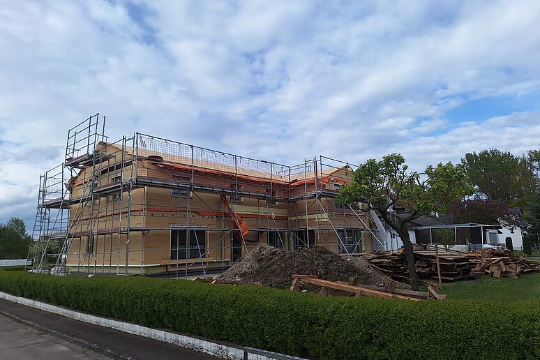 Haus während der Sanierung und Aufstockung mit Baugerüst