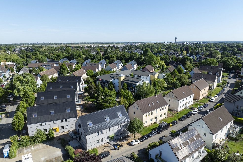 Luftaufnahme Lönssiedlung, Mehrfamilienhäuser mit Schrägdach, Straßen und Grünflächen mit Laubbäumen