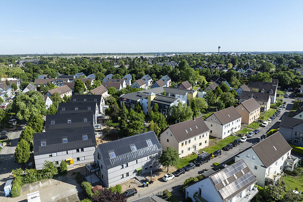 Luftaufnahme Lönssiedlung, Mehrfamilienhäuser mit Schrägdach, Straßen und Grünflächen mit Laubbäumen