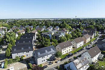 Luftaufnahme Lönssiedlung, Mehrfamilienhäuser mit Schrägdach, Straßen und Grünflächen mit Laubbäumen