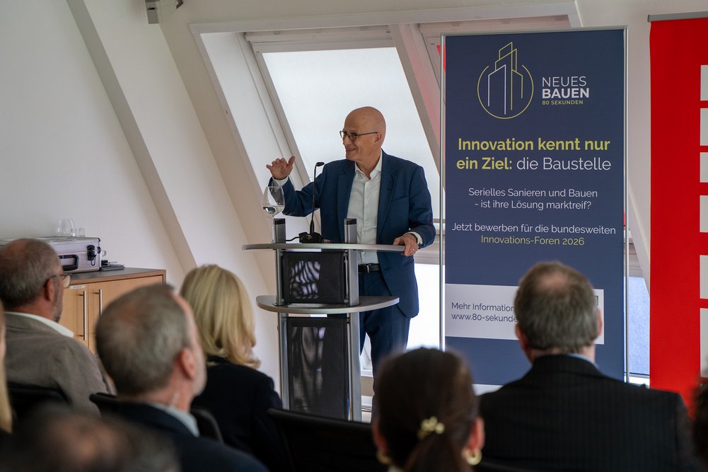 Am Stehtisch: Dr. Peter Tschentscher Redner am Stehtisch, davor sitzendes Publikum