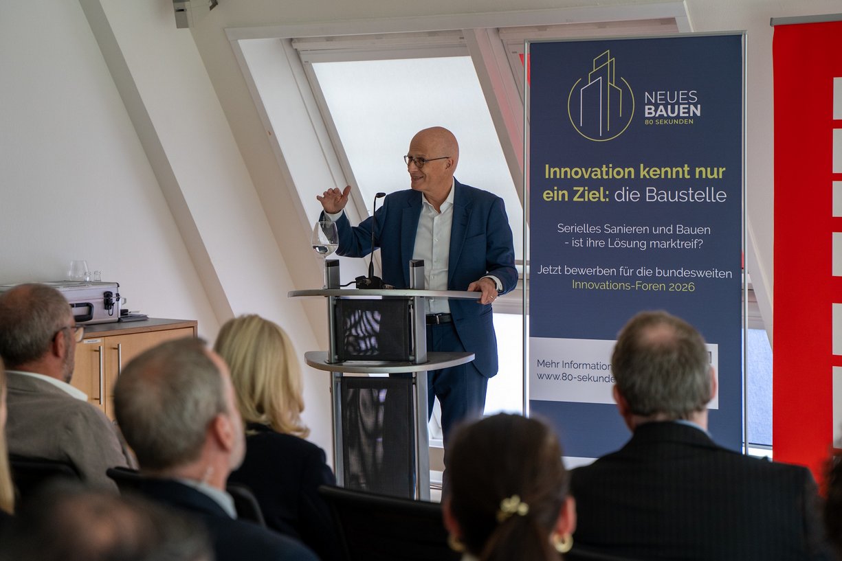 Am Stehtisch: Dr. Peter Tschentscher Redner am Stehtisch, davor sitzendes Publikum