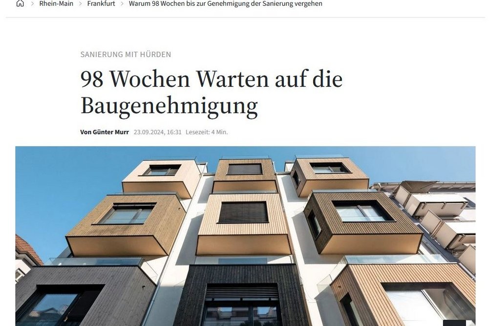 titelbild zum FAZ-Beitrag "98 Wochen Warten auf die Baugenehmigung", Foto: Front eines Wohnhauses mit Erkern