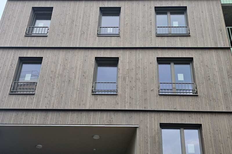 Wohngebäude mit Holzfassade mit horizontalen Brandsperren