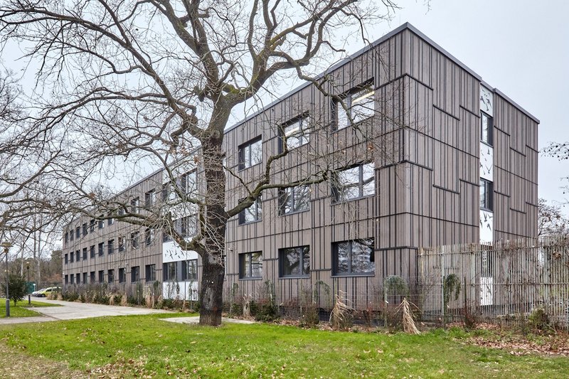 Verwaltungsgebäude Tierpark Berlin nach Sanierung, viergeschossig, davor Rasenflächen und Bäume