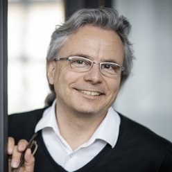 Carsten Burghardt Porträt, Person mit kurzen Haaren und Brille