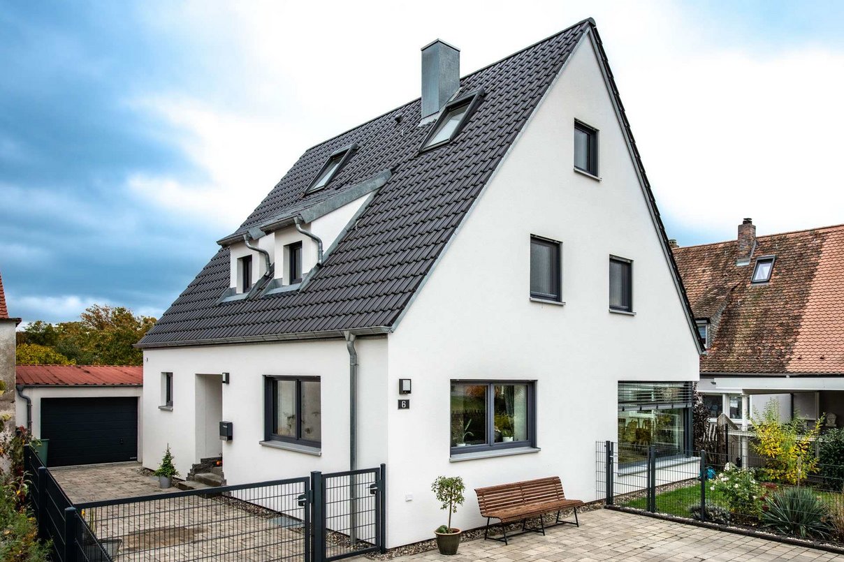 Einfamilienhaus der Familie Burger nach der Sanierung durch Taglieber GmbH. Einfamilienhaus mit Einfahrt in Nachbarschaft