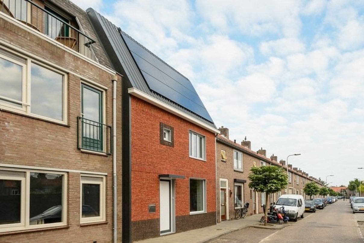 NetZero-Sanierung eines Reihenhauses in Tilburg, Niederlande, 2014 Saniertes Reihenhaus mit roter Backsteinfassade und Solaranlage auf dem Dach
