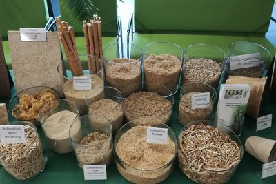 Gläser stehen auf einem Tisch. Diese sind gefüllt mit Materialien aus Miscanthus.