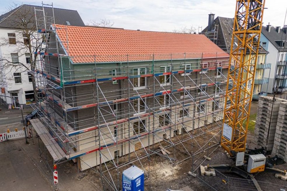 Mehrfamilienhaus mit Baugerüst während Sanierung