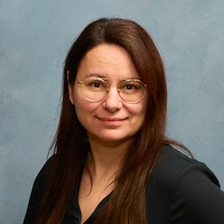 Dr. Nadine Walikewitz Porträt, Person mit langen dunklen Haaren und Brille