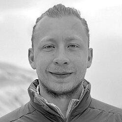 Elia Cardone Portraitfoto in Schwarz-Weiß, Person mit kurzen Haaren
