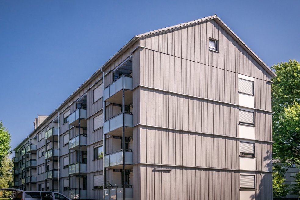 Verschieben Sie den Pfeil für den Vorher/Nachher-Vergleich Mehrfamilienhaus viergeschossig mit Fenstern und Balkonen