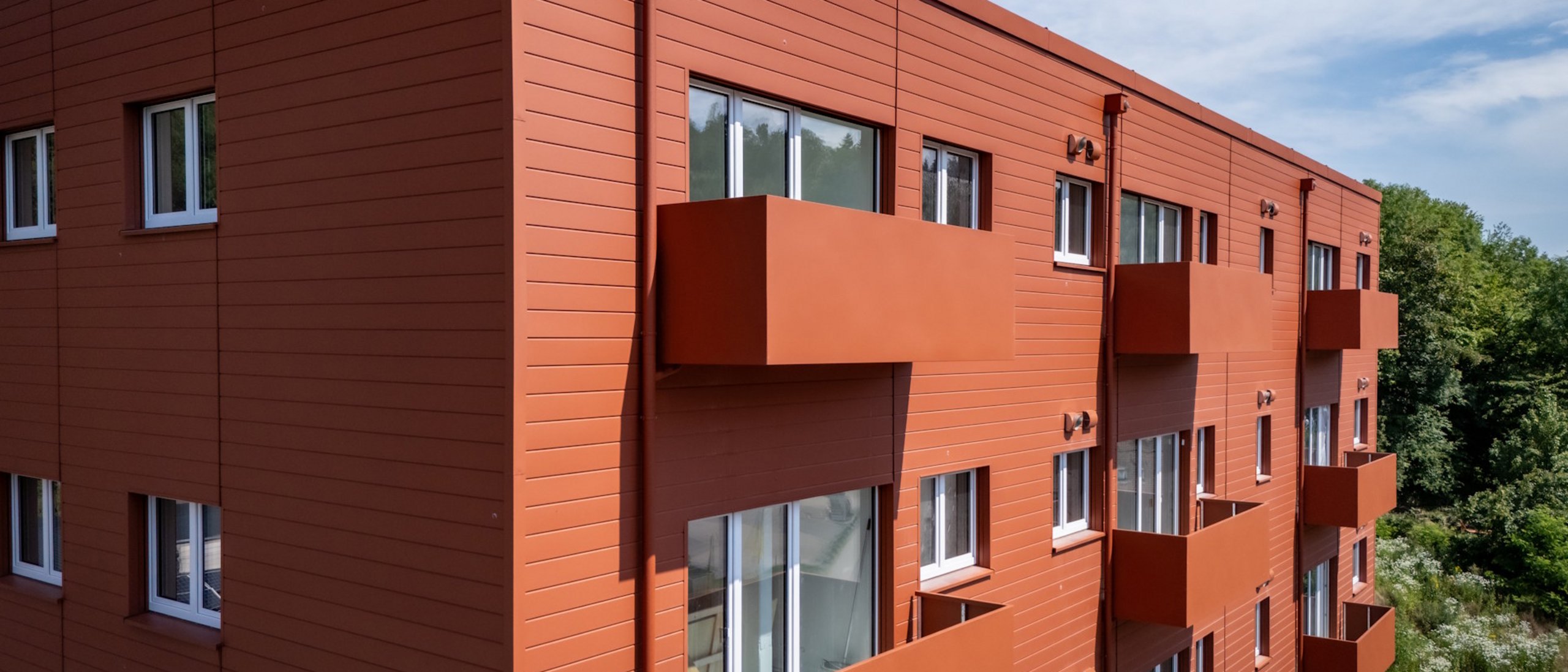 Gebäude mehrgeschossig mit Balkonen und Fenstern