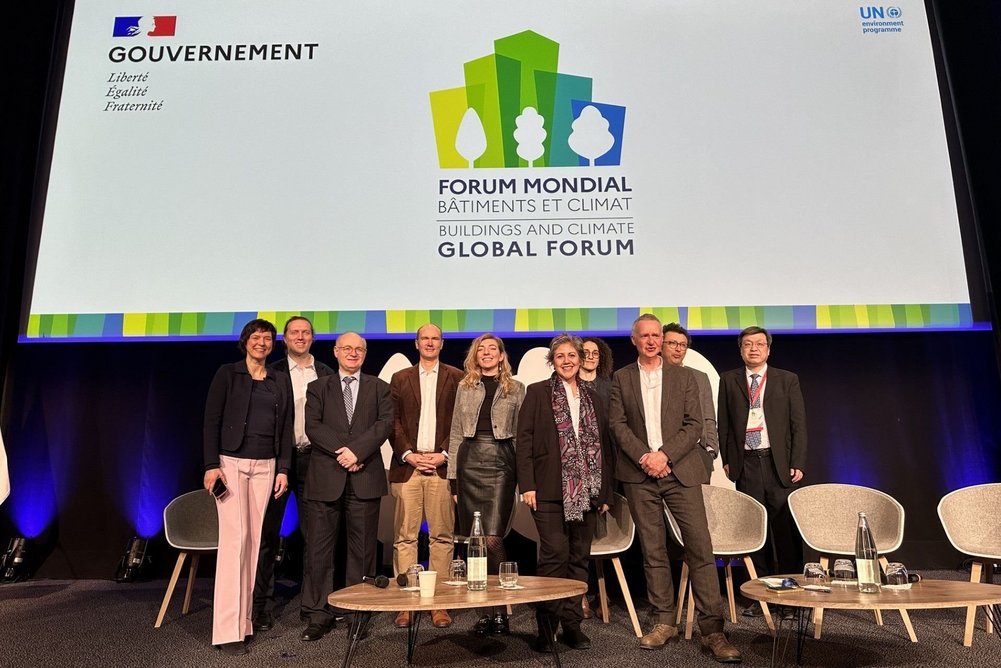1. Globales Forum Gebäude und Klima in Paris Personen stehen während einer Veranstaltung nebeneinander auf einer Bühne.