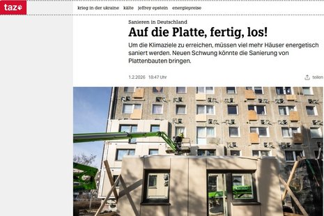 Screenshot von einem online Beitrag auf taz.de, Überschrift: Auf die Platte fertig los, Bild: Plattenbau während Sanierung mit vorgefertigtem Fassadenelement