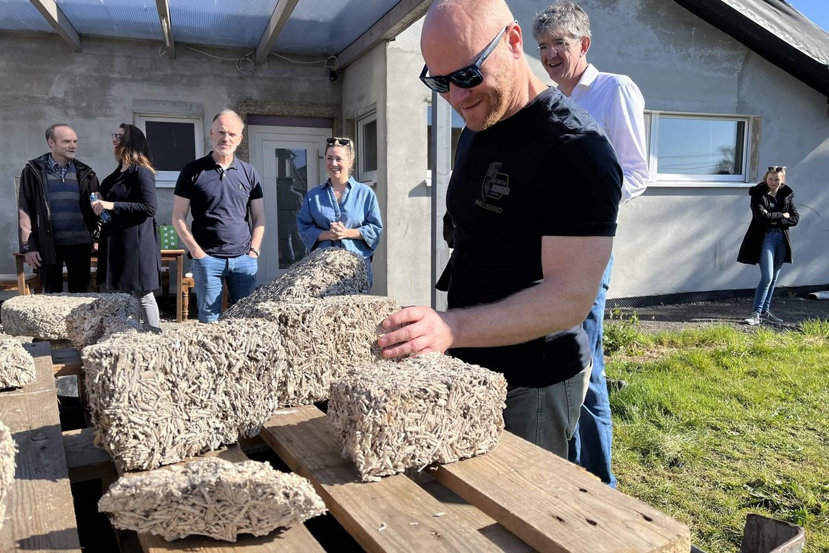 Mensch fasst Miscanthusbrocken an