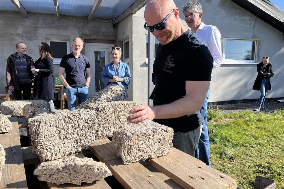 Mensch fasst Miscanthusbrocken an
