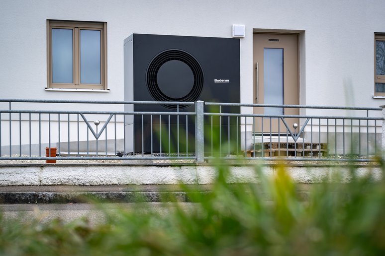 Wärmepumpe vor Hauseingang