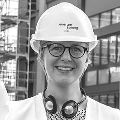 Person mit Bauhelm auf dem Kopf